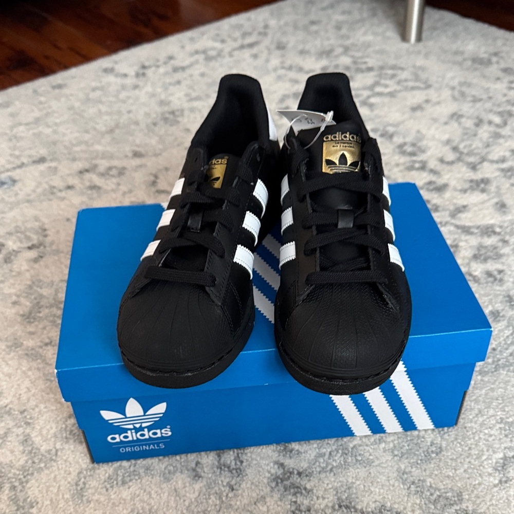 NWT Adidas originals Superstar Black/White J5